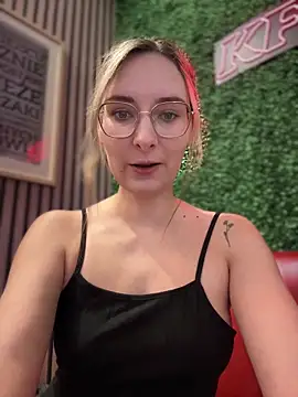 Snapshot of The_Snowwhitee chatting on 02-22-25, 09:01 The Snowwhitee online show from 02-22-25, 09:01