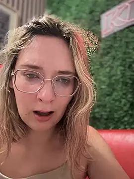 Snapshot of The_Snowwhitee chatting on 02-23-25, 12:37 The Snowwhitee online show from 02-23-25, 12:37