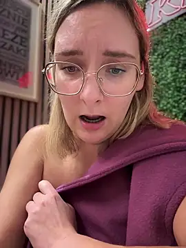 Snapshot of The_Snowwhitee chatting on 03-12-25, 10:17 The Snowwhitee online show from 03-12-25, 10:17