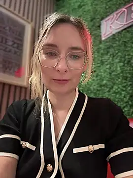 Snapshot of The_Snowwhitee chatting on 03-13-25, 10:21 The Snowwhitee online show from 03-13-25, 10:21