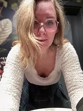 Snapshot of The_Snowwhitee chatting on 03-15-25, 09:05 The Snowwhitee online show from 03-15-25, 09:05