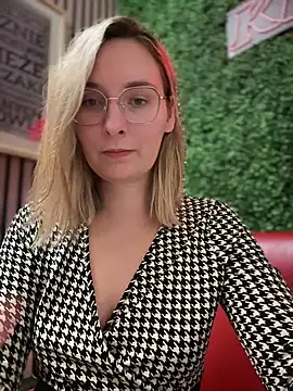 Snapshot of The_Snowwhitee chatting on 03-17-25, 07:15 The Snowwhitee online show from 03-17-25, 07:15