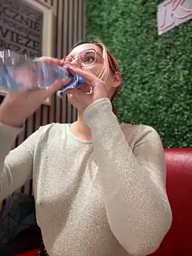 Snapshot of The_Snowwhitee chatting on 03-18-25, 07:10 The Snowwhitee online show from 03-18-25, 07:10