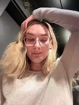 Snapshot of The_Snowwhitee chatting on 03-19-25, 07:06 The Snowwhitee online show from 03-19-25, 07:06