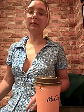 Snapshot of The_Snowwhitee chatting on 09-20-25, 09:05 The Snowwhitee online show from 09-20-25, 09:05