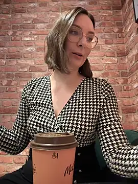 Snapshot of The_Snowwhitee chatting on 10-02-25, 07:37 The Snowwhitee online show from 10-02-25, 07:37