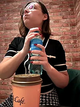 Snapshot of The_Snowwhitee chatting on 10-11-25, 07:12 The Snowwhitee online show from 10-11-25, 07:12