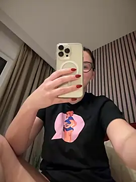 Snapshot of The_Snowwhitee chatting on 10-12-25, 06:18 The Snowwhitee online show from 10-12-25, 06:18