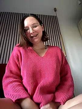 Snapshot of The_Snowwhitee chatting on 10-25-25, 02:02 The Snowwhitee online show from 10-25-25, 02:02