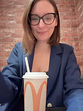 Snapshot of The_Snowwhitee chatting on 11-20-25, 09:14 The Snowwhitee online show from 11-20-25, 09:14