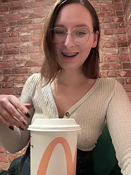 Snapshot of The_Snowwhitee chatting on 11-22-25, 09:14 The Snowwhitee online show from 11-22-25, 09:14