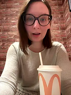 Snapshot of The_Snowwhitee chatting on 12-16-25, 08:47 The Snowwhitee online show from 12-16-25, 08:47