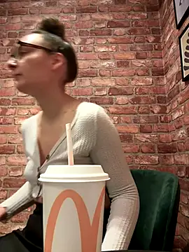 Snapshot of The_Snowwhitee chatting on 01-06-26, 09:02 The Snowwhitee online show from 01-06-26, 09:02