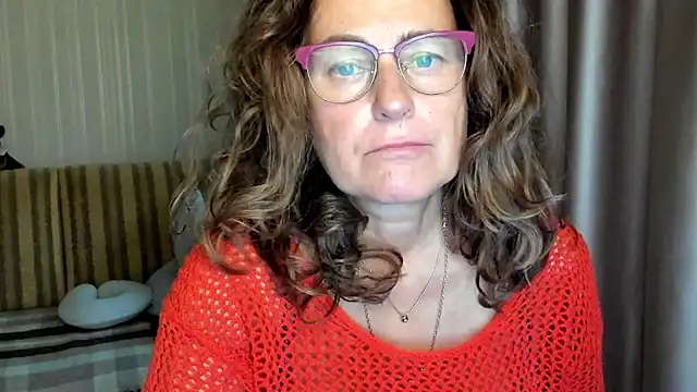 lauraoven online show from 10-06-25, 01:41