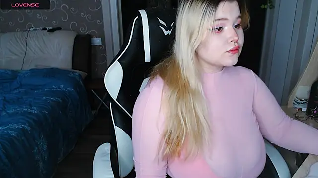 Snapshot of Mini_Mo chatting on 02-25-25, 08:25 Mini Mo online show from 02-25-25, 08:25