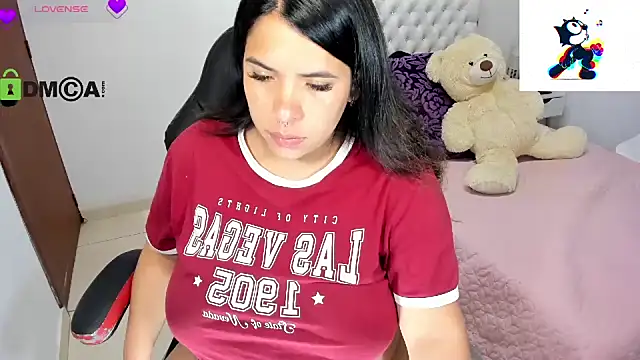 Snapshot of Karlathompson chatting on 02-12-25, 12:27 Karlathompson online show from 02-12-25, 12:27