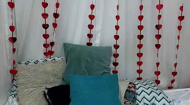 Snapshot of ninaa_fox chatting on 02-19-25, 10:09 ninaa fox online show from 02-19-25, 10:09
