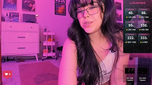 Snapshot of Evie-Luna chatting on 02-04-25, 01:45 Evie-Luna online show from 02-04-25, 01:45