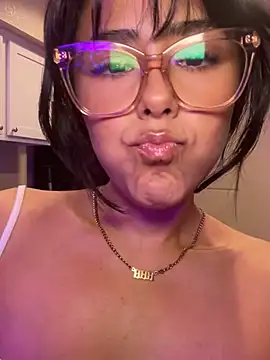 Snapshot of Evie-Luna chatting on 02-25-25, 05:30 Evie-Luna online show from 02-25-25, 05:30