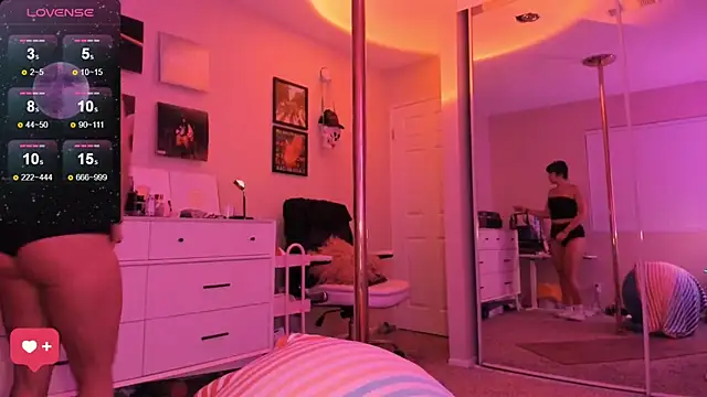 Snapshot of Evie-Luna chatting on 09-12-25, 02:44 Evie-Luna online show from 09-12-25, 02:44