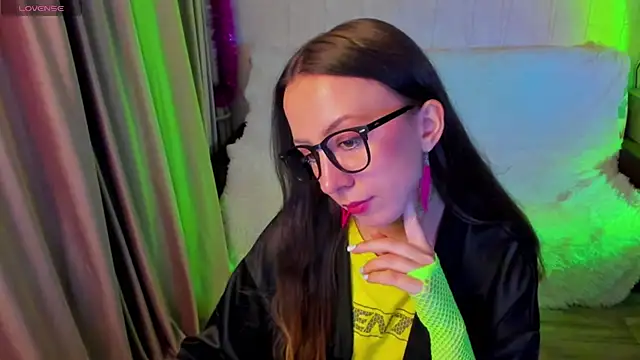 Snapshot of CurlySteph chatting on 11-27-25, 05:26 CurlySteph online show from 11-27-25, 05:26