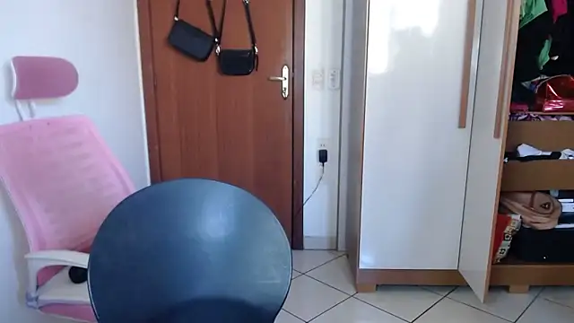 Snapshot of bustycarly chatting on 11-22-25, 12:37 bustycarly online show from 11-22-25, 12:37