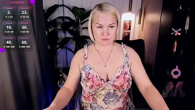 Snapshot of YolandaKiss chatting on 06-15-26, 08:22 YolandaKiss online show from 06-15-26, 08:22
