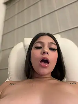 Snapshot of Alyshanon18 chatting on 02-15-25, 04:47 Alyshanon18 online show from 02-15-25, 04:47