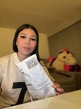 Snapshot of Alyshanon18 chatting on 03-21-25, 04:39 Alyshanon18 online show from 03-21-25, 04:39