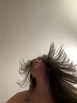 Snapshot of Alyshanon18 chatting on 03-11-26, 02:17 Alyshanon18 online show from 03-11-26, 02:17