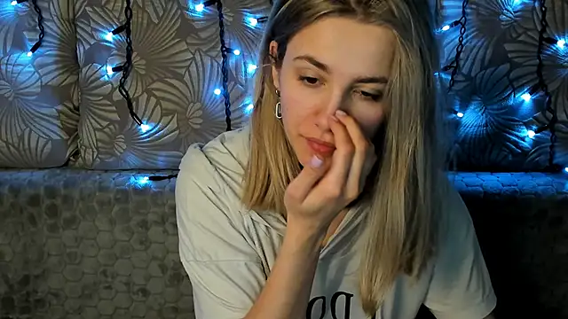 MaggieCake online show from 03-09-25, 05:22