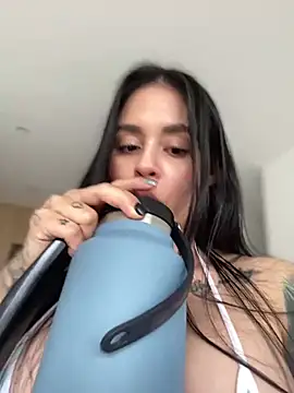 LaraHenao online show from 01-30-25, 12:59