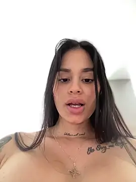 LaraHenao online show from 02-11-25, 04:13