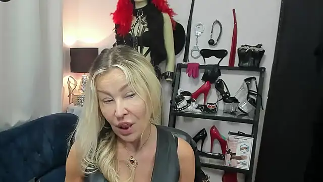 Snapshot of crystaLUX chatting on 05-12-26, 04:31 crystaLUX online show from 05-12-26, 04:31