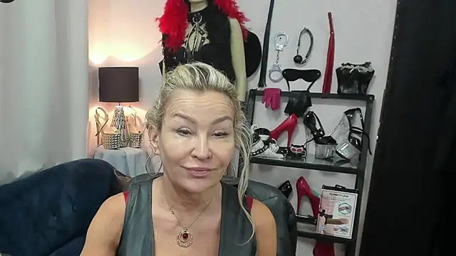 Snapshot of crystaLUX chatting on 05-13-26, 04:32 crystaLUX online show from 05-13-26, 04:32