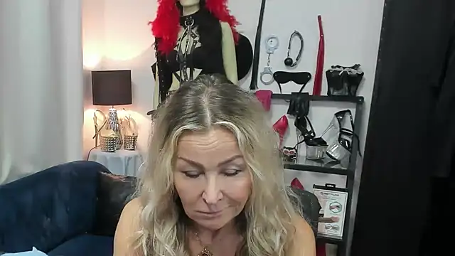 Snapshot of crystaLUX chatting on 05-19-26, 04:52 crystaLUX online show from 05-19-26, 04:52