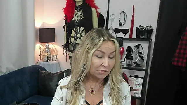 Snapshot of crystaLUX chatting on 05-26-26, 04:30 crystaLUX online show from 05-26-26, 04:30