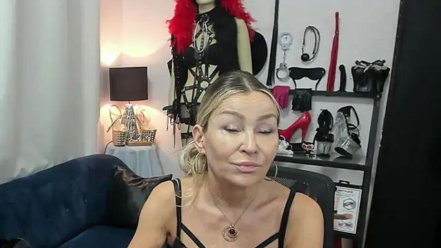 Snapshot of crystaLUX chatting on 06-03-26, 04:15 crystaLUX online show from 06-03-26, 04:15