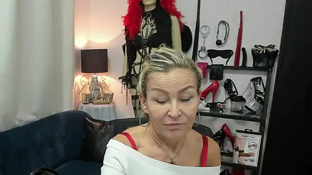 Snapshot of crystaLUX chatting on 06-10-26, 04:23 crystaLUX online show from 06-10-26, 04:23