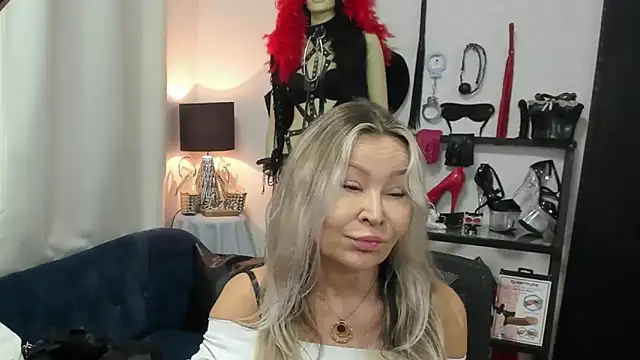 Snapshot of crystaLUX chatting on 06-15-26, 04:15 crystaLUX online show from 06-15-26, 04:15