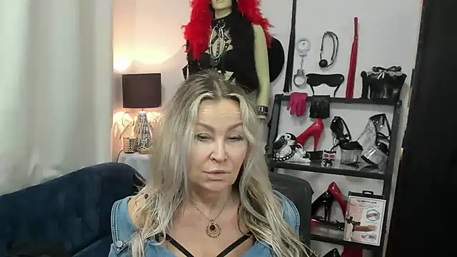 Snapshot of crystaLUX chatting on 06-17-26, 04:15 crystaLUX online show from 06-17-26, 04:15