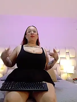 Snapshot of MiaYMolly chatting on 09-27-25, 02:22 MiaYMolly online show from 09-27-25, 02:22