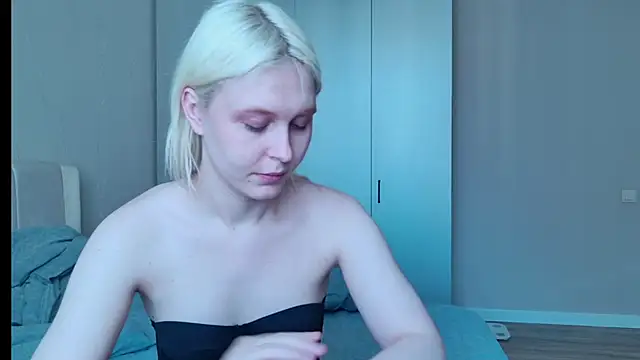 Snapshot of Evelyn_rabbit chatting on 09-19-25, 05:20 Evelyn rabbit online show from 09-19-25, 05:20