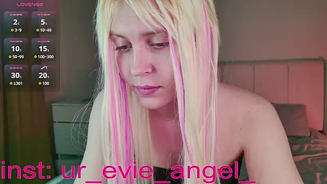 Snapshot of Evelyn_rabbit chatting on 03-19-26, 03:05 Evelyn rabbit online show from 03-19-26, 03:05