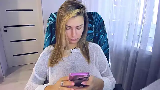 Snapshot of AlexiaDarren chatting on 12-04-25, 07:06 AlexiaDarren online show from 12-04-25, 07:06