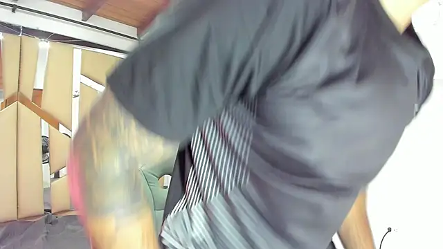 Snapshot of mister_miike chatting on 03-18-25, 03:09 mister miike online show from 03-18-25, 03:09