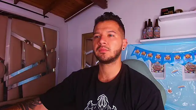 Snapshot of mister_miike chatting on 09-25-25, 03:10 mister miike online show from 09-25-25, 03:10