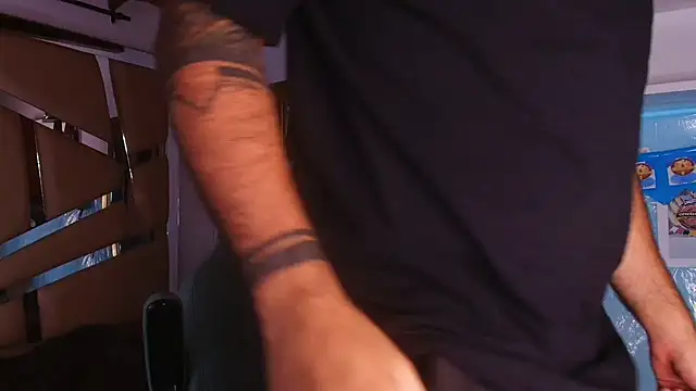 Snapshot of mister_miike chatting on 09-26-25, 03:10 mister miike online show from 09-26-25, 03:10