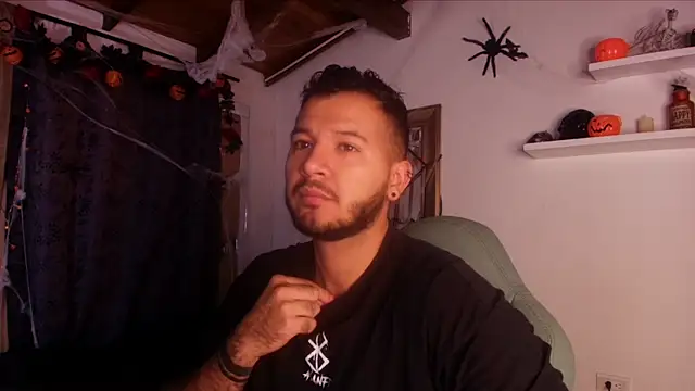 Snapshot of mister_miike chatting on 10-31-25, 03:07 mister miike online show from 10-31-25, 03:07