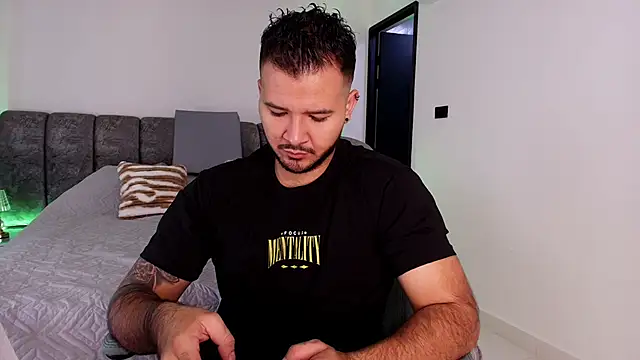 Snapshot of mister_miike chatting on 11-13-25, 03:05 mister miike online show from 11-13-25, 03:05